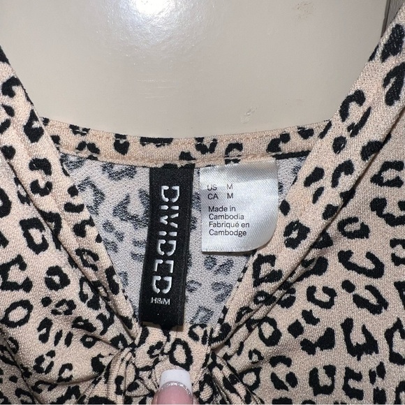 Divided by H&M Leopard Print Spaghetti Strap V-Neck Bodysuit Size Medium - Picture 4 of 10